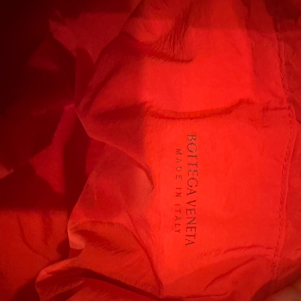 New - Bottega Veneta
Chili Tomato Calfskin Leather Large Shell Bag - Picture 16 of 17